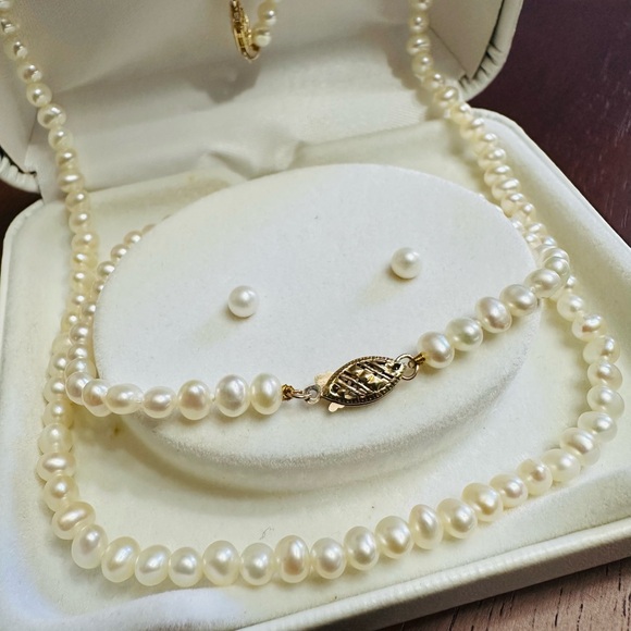 Pearl Necklace, Bracelet & Earrings Set - Picture 3 of 11